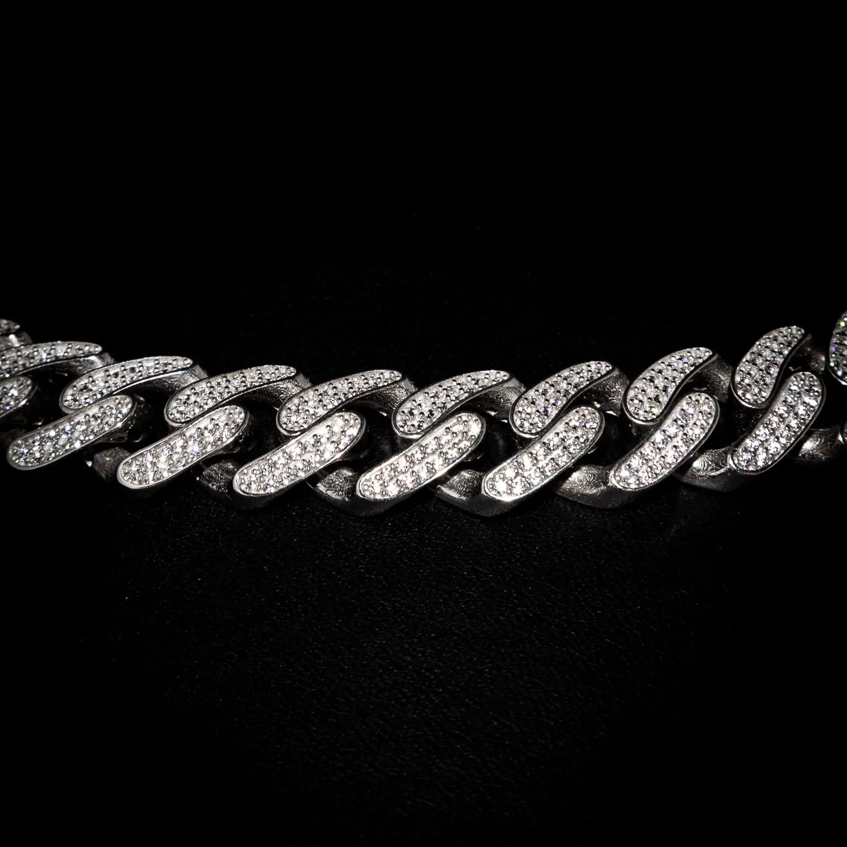 Cuban Link Iced Out srebrna ogrlica je simbol luksuza i modernog stila. S masivnim, snažno povezanim karikama koje su u potpunosti prekrivene svetlucavim cirkonima, ova ogrlica privlači pažnju i ostavlja utisak. Izrađena od visokokvalitetnog srebra, pruža savršenu kombinaciju izdržljivosti i sjaja. Idealna je za muškarce koji žele da istaknu svoj stil kroz upečatljiv komad nakita. Bez obzira da li je nosite svakodnevno ili za posebne prilike, ova Cuban Link ogrlica podiže svaku odevnu kombinaciju na viši nivo i zrači luksuzom.