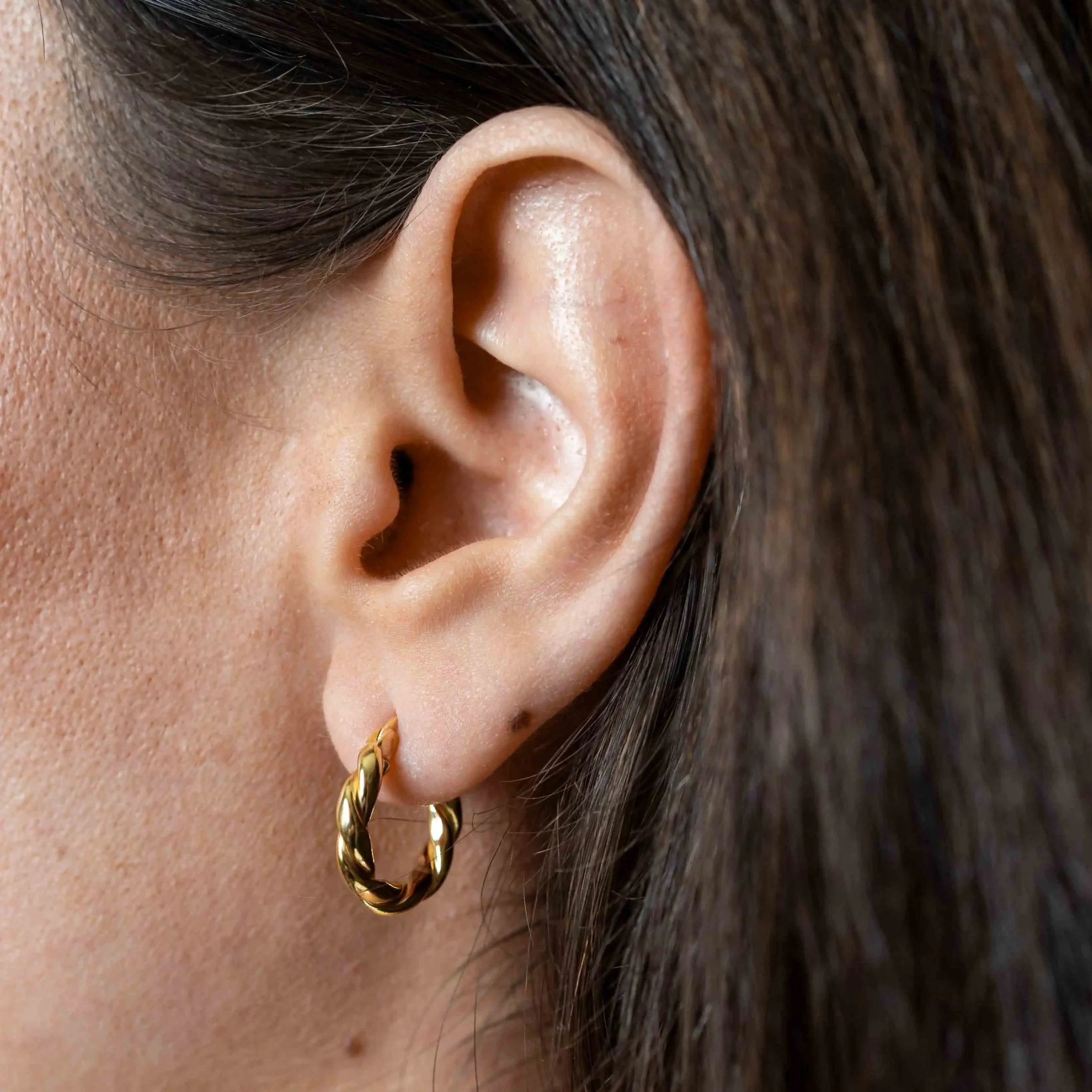 Minđuše Eternal Twist Alke Zlatne 14k pozlata 3mm, elegantne naušnice za poslovne i svečane prilike iz Eternal Twist kolekcije