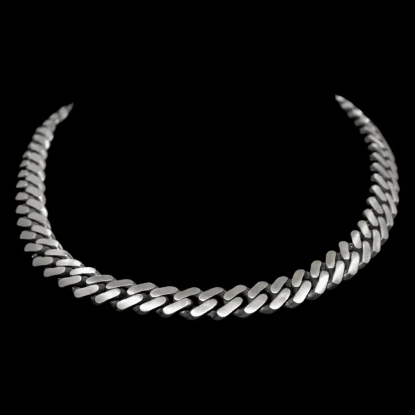 Otkrijte nenadmašnu kombinaciju snage i stila sa Cuban Link Mat muškom ogrlicom, izrađenom od mat srebra. Ova ogrlica predstavlja savršen balans između modernog dizajna i klasične elegancije. Njen dizajn, velikih karika, poznat po svojoj robusnosti, dodatno je unapređen matiranim finišom, koji pruža jedinstvenu, luksuznu estetiku. Mat srebro daje ovoj ogrlici diskretan, ali upečatljiv izgled, idealan za one koji žele da naglase svoj stil bez preteranog sjaja. Cuban Link Mat ogrlica je savršen dodatak za svakog muškarca koji ceni jednostavnost, kvalitet i bezvremenski dizajn.