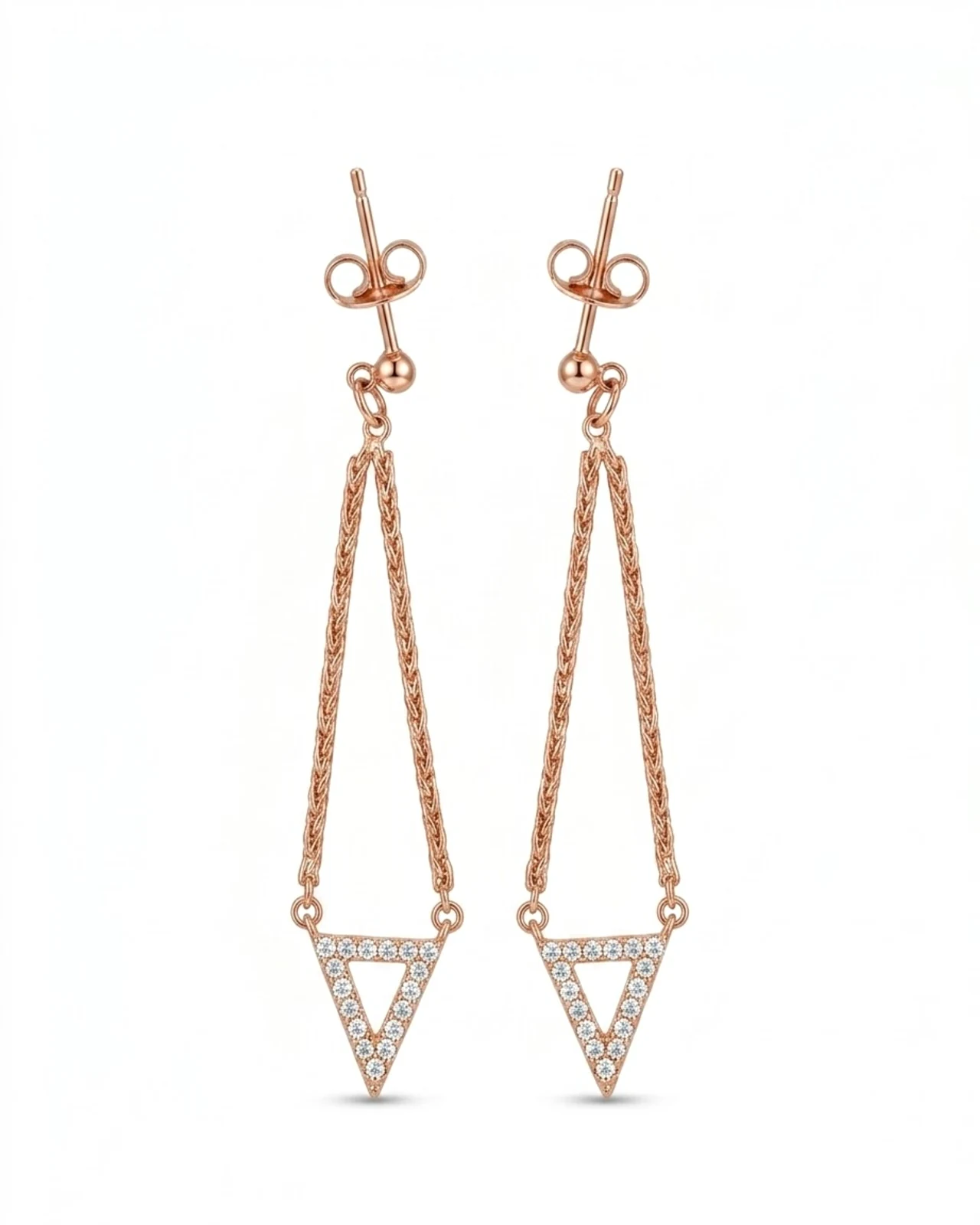 Oplemeni svoj stil s Rose Triangl visećim minđušama u prefinjenoj rose gold boji. Trouglovi koji elegantno vise su ukrašeni sjajnim cirkonima, pružajući ti dozu luksuza.