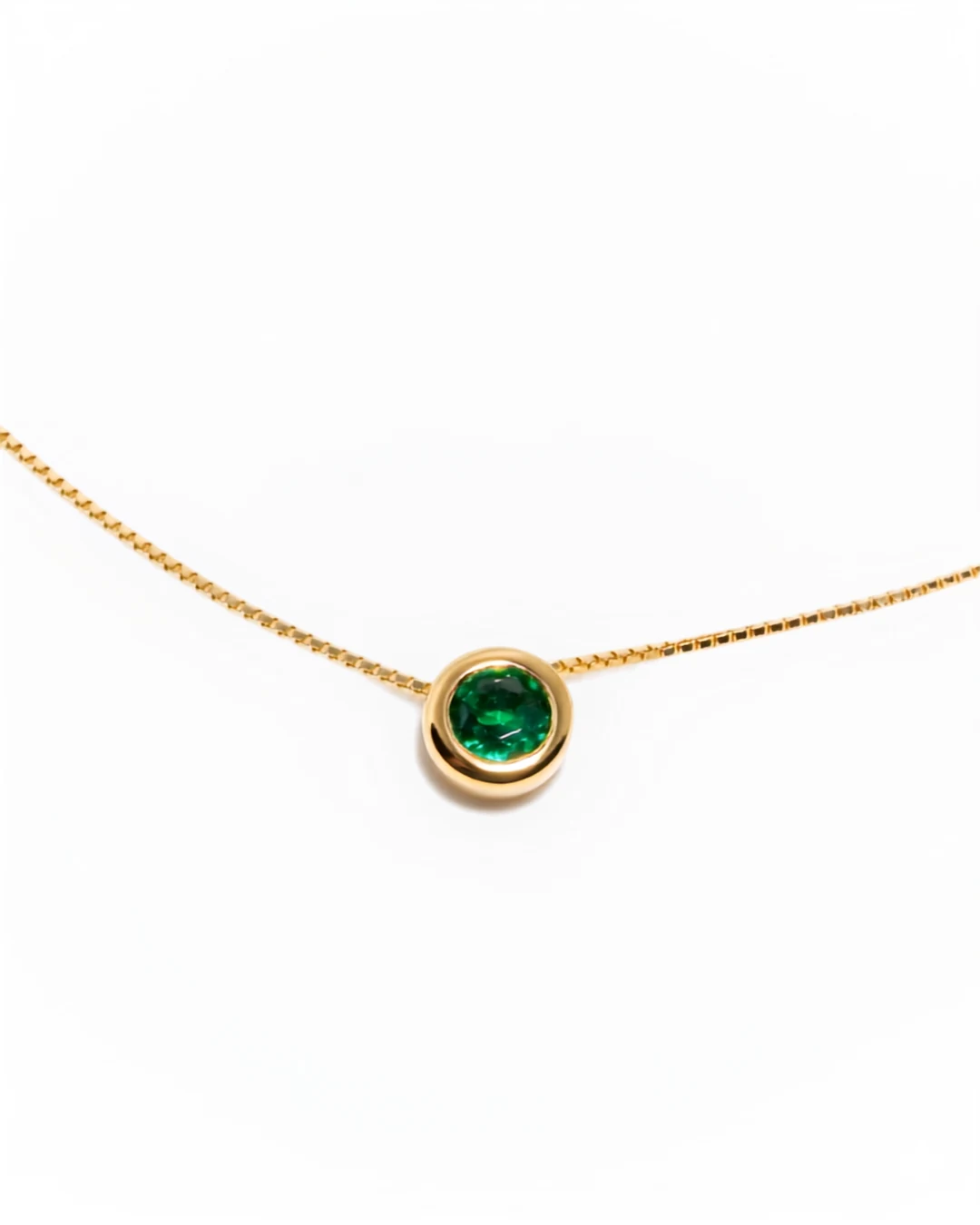 Ženska srebrna ogrlica Diamond Glow Verde Gold – Ogrlica Diamond Glow Verde Zlatna spaja bogatstvo 14k pozlate i duboku, smaragdnu boju u jedan besprekoran komad nakita.